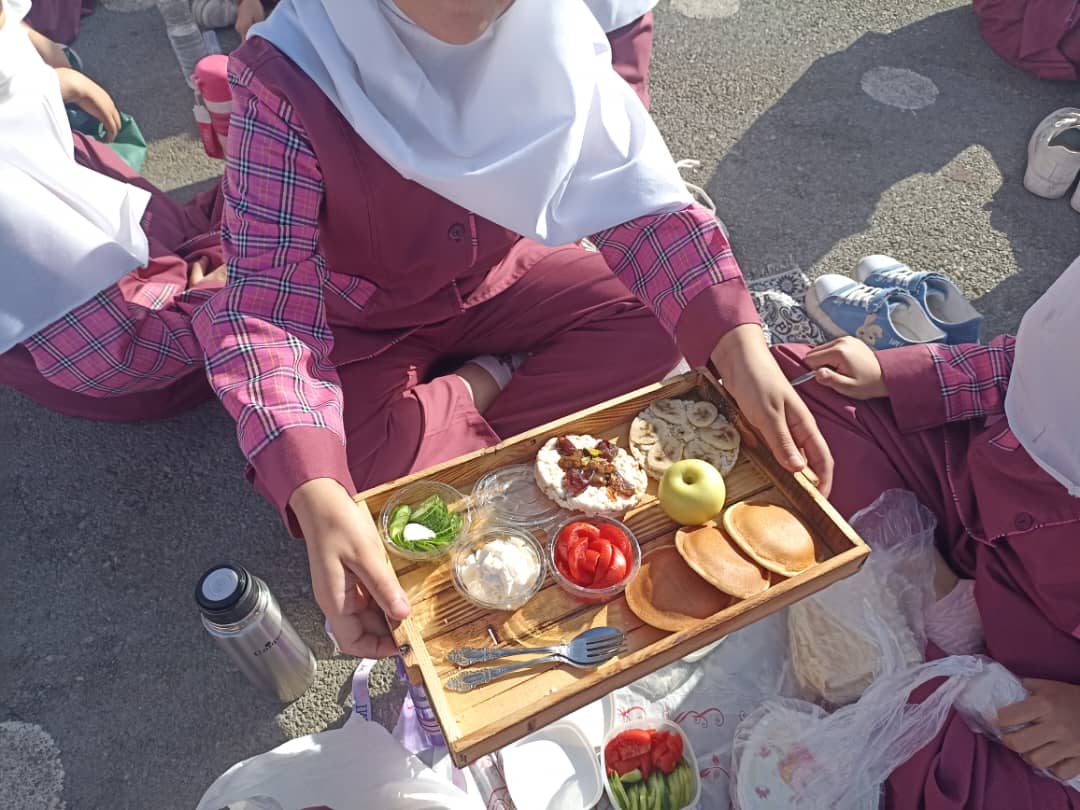 آموزش عدم عرضه و فروش مواد غذایی غیر مجاز از جمله فراورده های حجیم شده، نوشابه و کیک کرمدار در بوفه مدارس